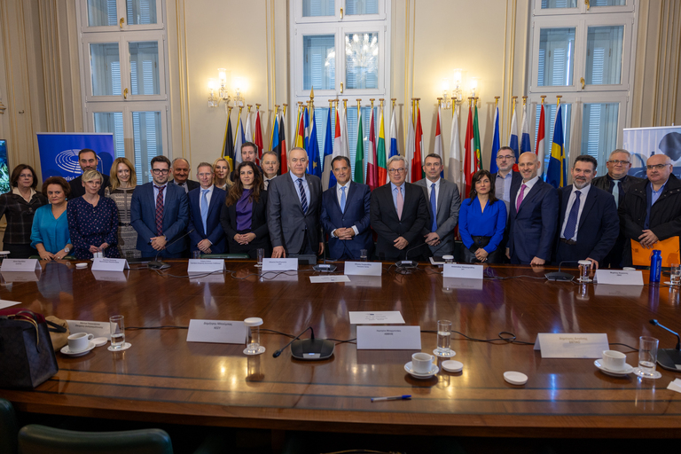 sfee politiki gia ton karkino